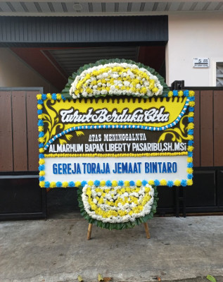 Papan Bunga Duka di Karombasan Utara